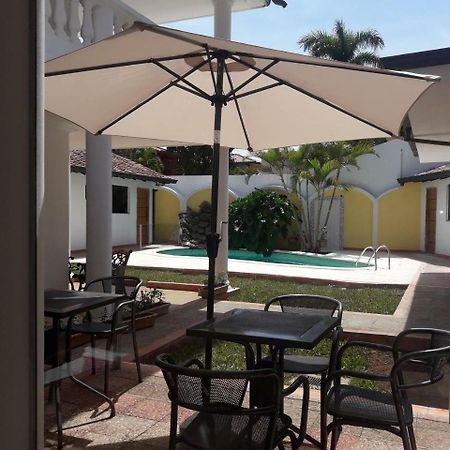 Hotel Casa Jardin อะซุนซิออง ภายนอก รูปภาพ