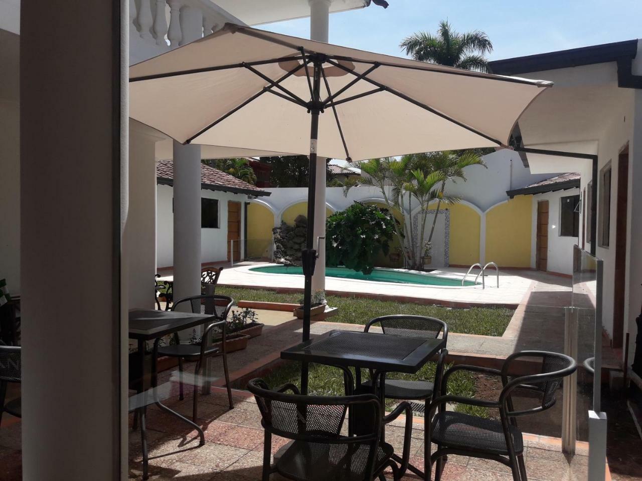 Hotel Casa Jardin อะซุนซิออง ภายนอก รูปภาพ